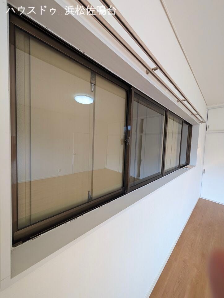 2階各お部屋の窓は雨戸が付いております。風の強い日も安心してお過ごし頂けると思います。
