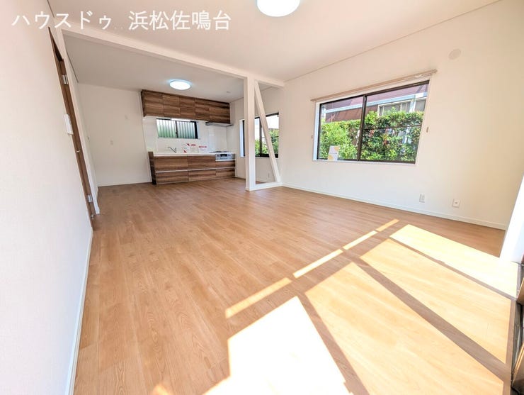 明るい陽射しがたくさん入る、陽だまりのLDK!床のお色も明るめで気持ちいいですね(^-^)