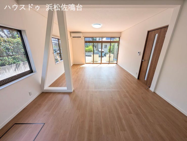 LDK別角度。キッチン側から南窓を望む。2023年製リビングエアコン付♪