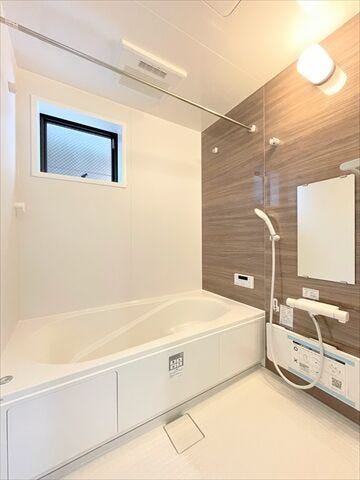 明るくのびのびと入浴できる浴室。
浴室乾燥機付きなので雨の日のお洗濯物干し場に困る事もなさそうです。
しっかりと換気ができるのも嬉しいですね。