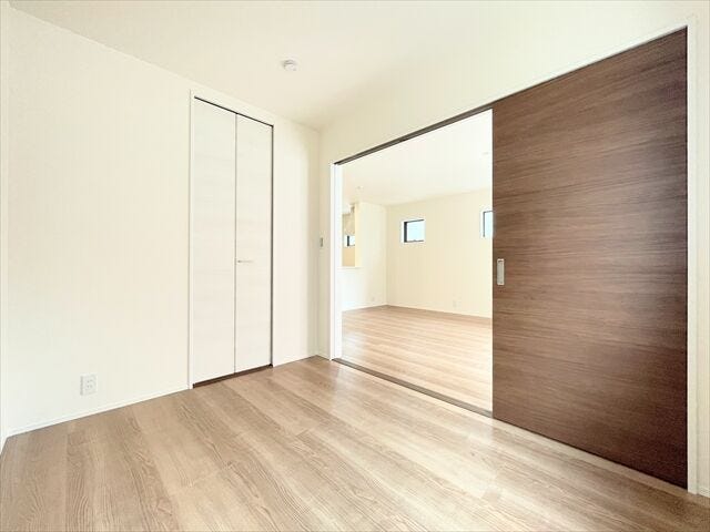 リビングとつながるお部屋は、
お客さまが遊びに来た時にも使えますし、
ちょっと疲れた時にお昼寝できるのもうれしいですね。
