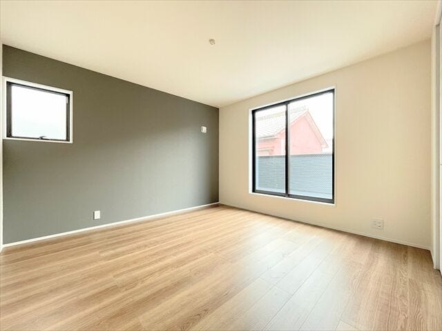 アクセントクロスで、
お部屋に落着き感のある大人の空間を演出。
外からの採光を取り入れることが出来るデザイン性の高い空間です。