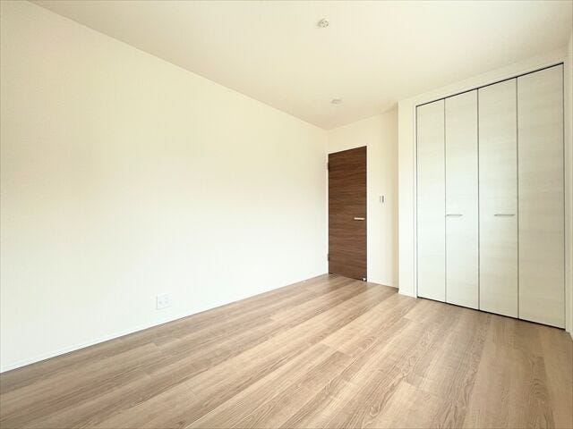 壁が白いのでプロジェクターを設置して映画やYouTubeなど楽しめます♪
部屋がおしゃれなシアタールームのように変身◎