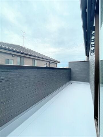 広さのあるバルコニーで洗濯物もたっぷり干せます。
日々の家事が快適に。