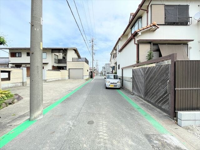 幅員約5mの前面道路です。車がすれ違える道幅です。車1台とベビーカーですれ違っても余裕のある道幅は安心ですね。