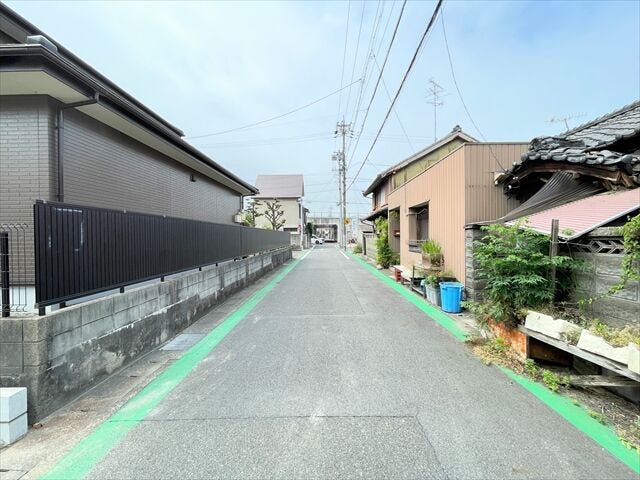 幅員約5mの前面道路です。車がすれ違うのに安心な道幅です。道幅が広すぎると交通量が増えてしまうのも心配ですので、これぐらい