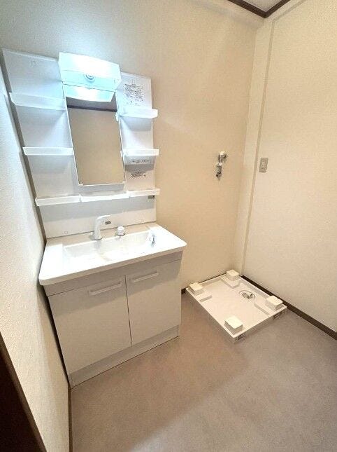 新調済の清潔感ある洗面化粧台♪