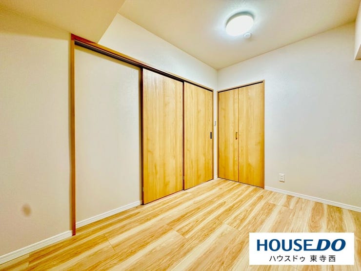 収納を備えた洋室。衣類や日用品を整理しやすく、室内をすっきり使えます。