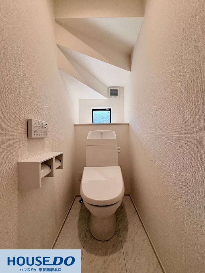 階段下のスペースを有効活用した、無駄のないすっきりとしたトイレ空間☆温水洗浄便座を標準装備し、小窓が付いているため自然換気もスムーズに行えます!ペーパーホルダーなどの配置も使いやすい設計です♪