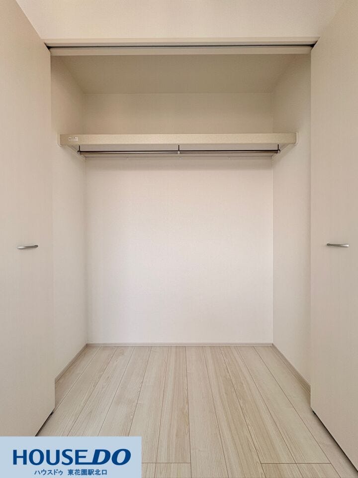 ハンガーパイプと枕棚が標準装備された、使い勝手の良いクローゼット☆丈の長いコートや衣類をシワにせず綺麗に掛けられ、上部の棚には季節物の収納も可能!お部屋をいつでもすっきりと広々お使いいただけます♪
