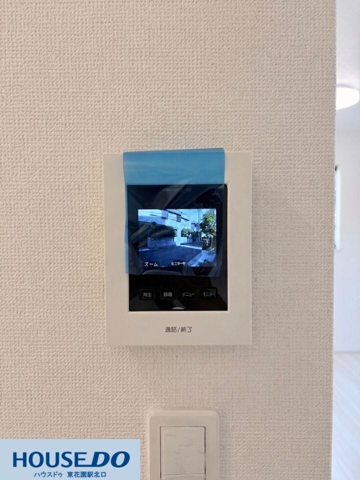 来客の顔を室内から一目で確認できるカラーテレビモニター付きインターホン!録画機能も搭載されており、留守中の来客確認ができて防犯面も安心です♪すっきりとした壁掛けデザインで操作も簡単に行えます☆
