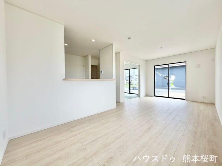 ■安らぎと笑顔の中心地■陽光が優しく降り注ぎ、会話が自然と弾む。ここでは、毎日が特別な時間へと変わります。