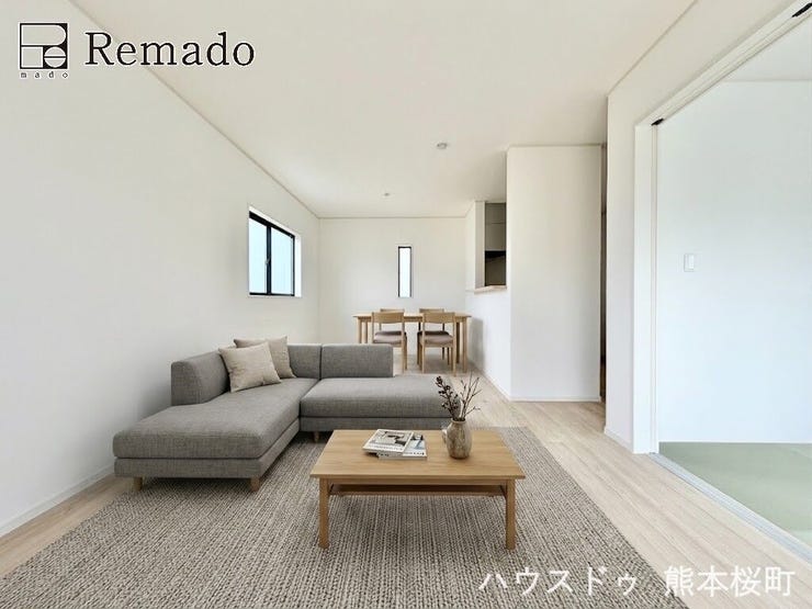 ■家族の笑顔が集う中心地■お気に入りの家具を迎え、窓からは心地の良い光が差し込みます。※CGで家具を配置しています。