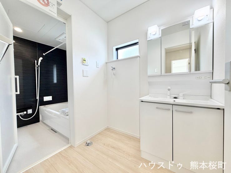 ■清々しいリフレッシュ空間■自分を磨き、気持ちを切り替える。心地よい光が差し込むプライベートスペース。