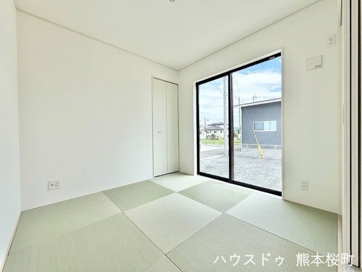 ■1階4.5帖和室■ゲストをもてなし、昼寝や家事にも使える、畳のぬくもりが心地よい多目的万能スペース。