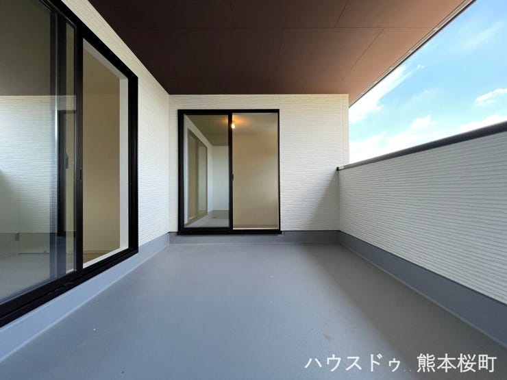 ■空の下の開放的な特等席■日光浴や読書、外の空気を感じながらリフレッシュ。暮らしを豊かにする、もう一つの心地よい空間です。