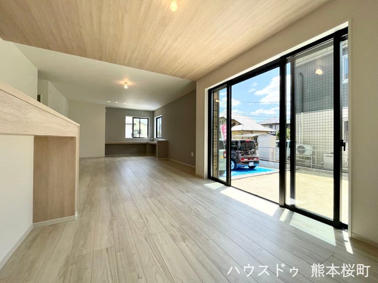 ■安らぎと笑顔の中心地■陽光が優しく降り注ぎ、会話が自然と弾む。ここでは、毎日が特別な時間へと変わります。