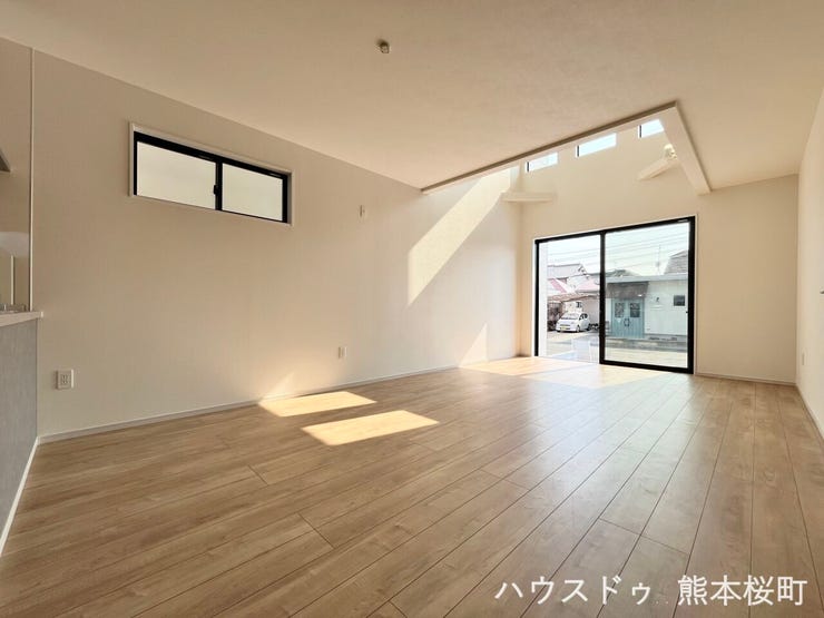 ■安らぎと笑顔の中心地■陽光が優しく降り注ぎ、会話が自然と弾む。ここでは、毎日が特別な時間へと変わります。