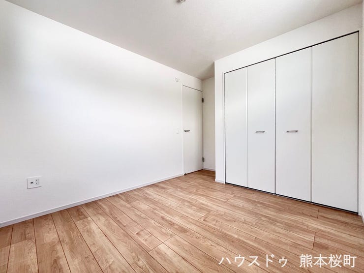 ■2階5.2帖洋室■寝室、書斎、趣味の部屋。家族の成長やライフスタイルに合わせ、様々な使い方ができる快適な空間です。