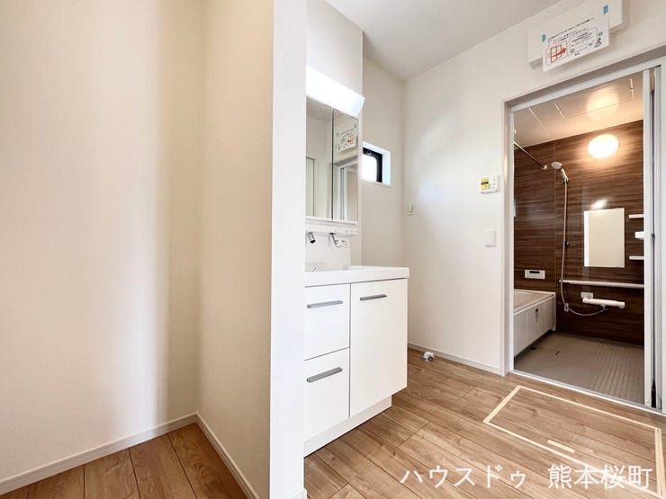 ■清々しいリフレッシュ空間■自分を磨き、気持ちを切り替える。心地よい光が差し込むプライベートスペース。