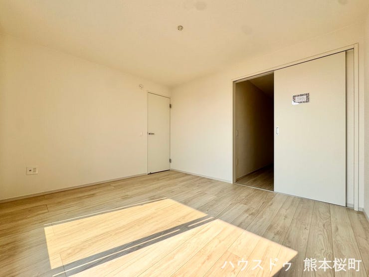 ■2階7帖洋室■心からリラックスできる静けさ、上質な眠りで、毎日をリセットします。明日への活力を養う空間です。