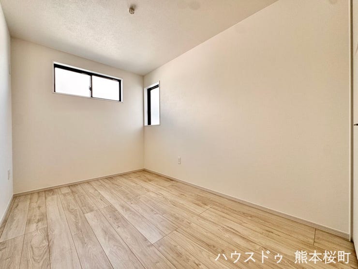 ■2階5帖洋室■寝室、書斎、趣味の部屋。家族の成長やライフスタイルに合わせ、様々な使い方ができる快適な空間です。