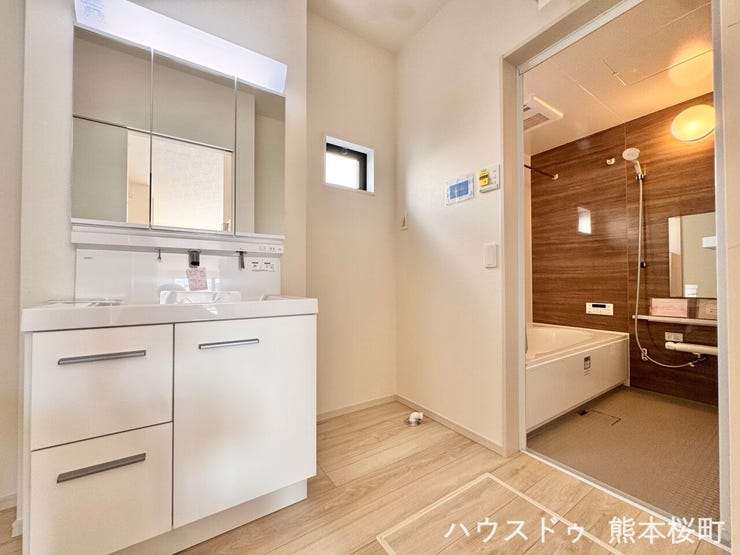 ■清々しいリフレッシュ空間■自分を磨き、気持ちを切り替える。心地よい光が差し込むプライベートスペース。
