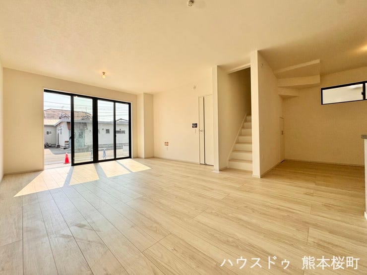 ■安らぎと笑顔の中心地■陽光が優しく降り注ぎ、会話が自然と弾む。ここでは、毎日が特別な時間へと変わります。