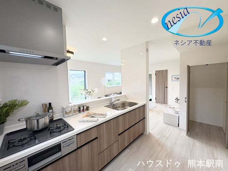 ■キッチン■
・キッチン横に収納スペースがあり、カウンターキッチンになっており会話を楽しみながら料理できます。