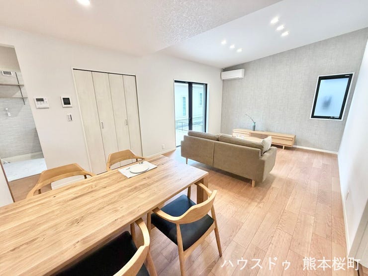 ■安らぎと笑顔の中心地■陽光が優しく降り注ぎ、会話が自然と弾む。ここでは、毎日が特別な時間へと変わります。