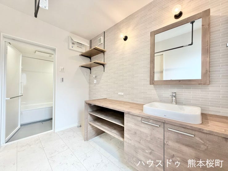 ■清々しいリフレッシュ空間■自分を磨き、気持ちを切り替える。心地よい光が差し込むプライベートスペース。