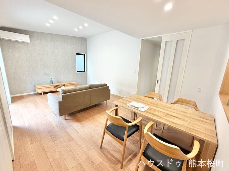 ■安らぎと笑顔の中心地■陽光が優しく降り注ぎ、会話が自然と弾む。ここでは、毎日が特別な時間へと変わります。