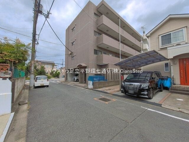 前面道路から建物の様子が確認しやすく、初めての来客にも案内しやすい立地です。
