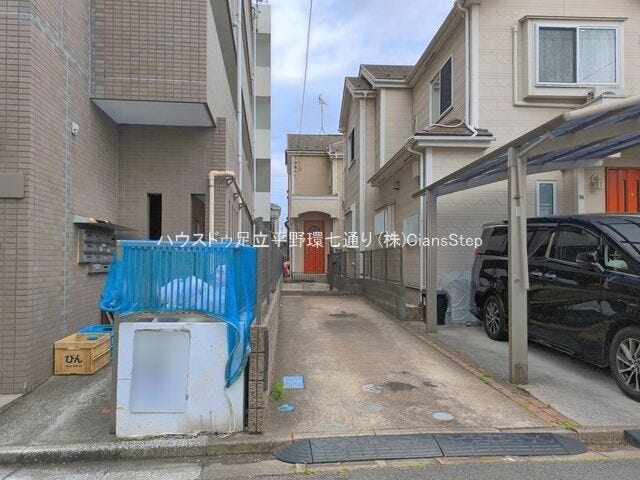 外観はやさしい色合いで統一され、街並みに自然となじむ上品な佇まいが魅力です。