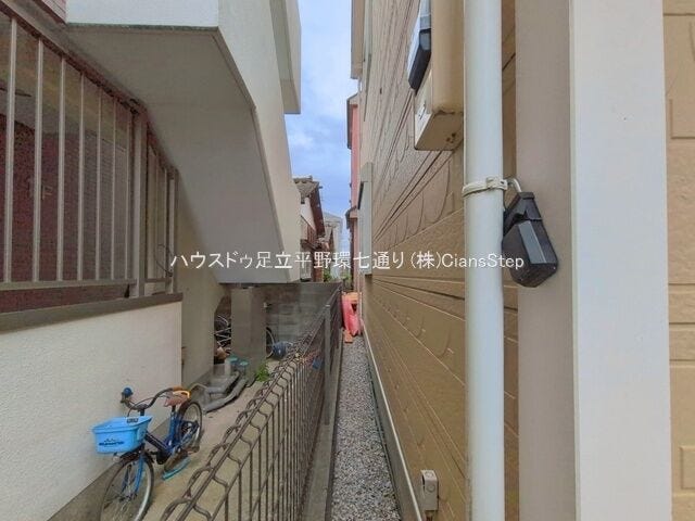 建物まわりにゆとりある通路を確保。採光や通風にも配慮された、すっきりとした住まいです。