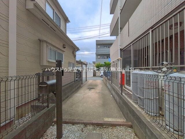 前面から玄関までフラットに近い動線。日々の出入りや荷物の持ち運びもスムーズです。