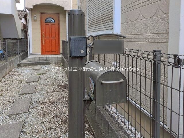 ポストとインターホンを使いやすい位置に設置。来客対応や郵便物の受け取りに便利です。