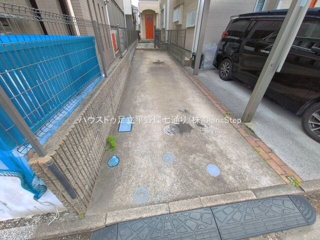 敷地内にカースペースを確保。お車をお持ちの方にも嬉しい、暮らしやすい住まいです。
