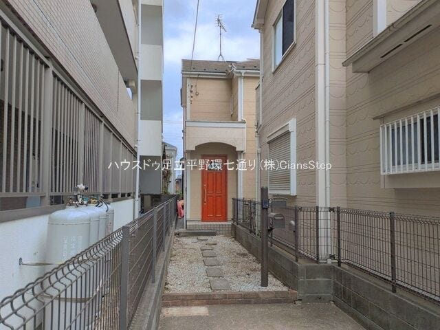 玄関へ続くアプローチは見通しが良く、住まい全体をすっきりと見せてくれます。