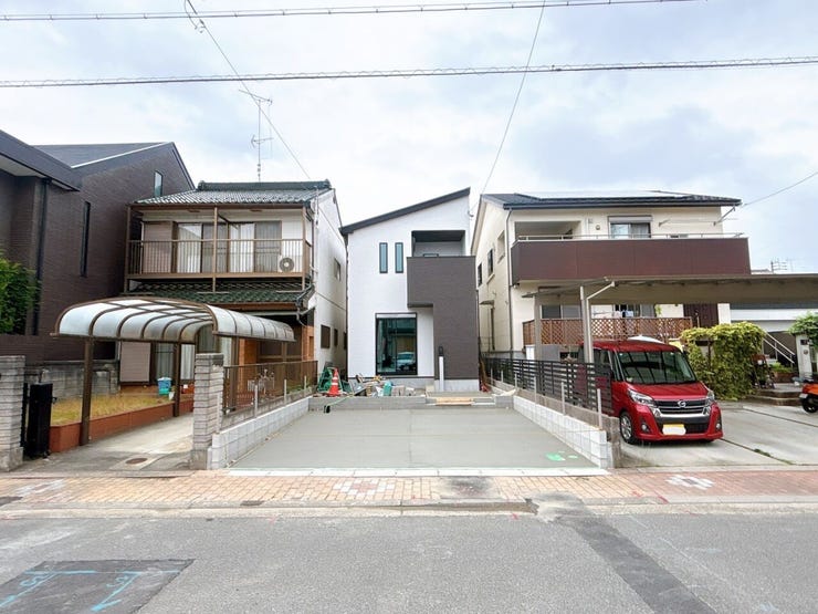 【南向きの土地】
南向きの土地は陽当たりが良く一日を通して明るく暖かな光が差し込みます!
家族が集まるリビングも明るく過ごしやすく、日中は電気をつけずとも明るいこともあり電気代の節約にもなります♪