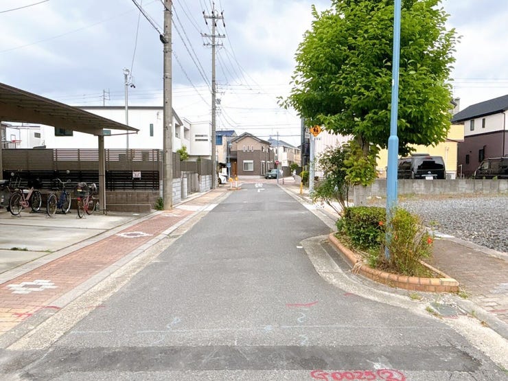 【前面道路】
前面道路が広いため運転がしやすく、日々の交通ストレスが軽減されます!
また家の前が建物などで遮られることがなく、日当たりが良くなり、家全体が明るい印象を受けます!