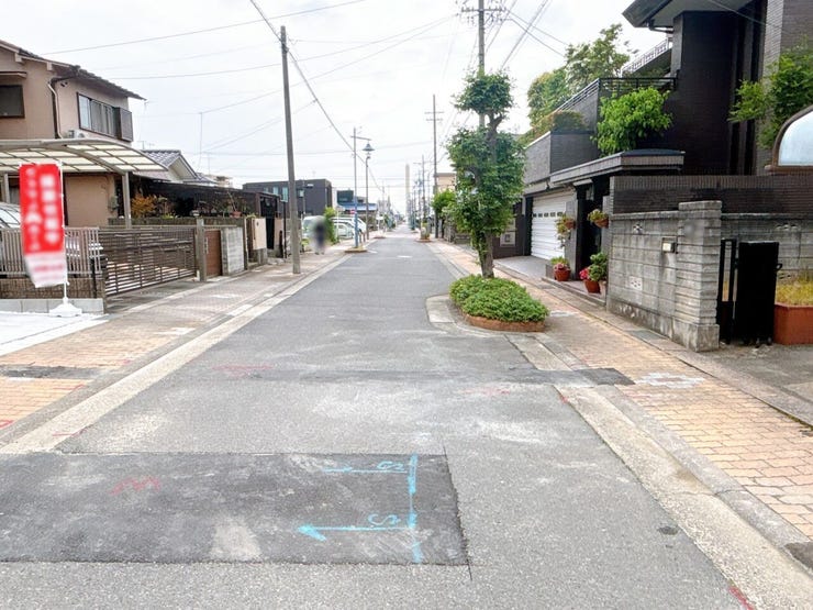 【前面道路】
前面道路が広いため大きな車の方でも車の出し入れがしやすく、駐車もスムーズ♪
見通しが良いため安全性も高まります!
お子さまのいるご家庭でも安心して暮らせる快適な住環境です!