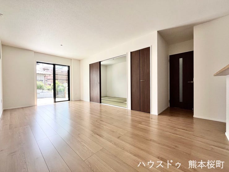 ■安らぎと笑顔の中心地■陽光が優しく降り注ぎ、会話が自然と弾む。ここでは、毎日が特別な時間へと変わります。