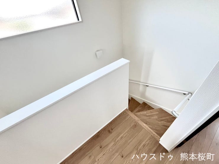 ■暮らしを繋ぐ、明るい動線■採光窓から光が差し込み、足元を優しく照らす。安全で快適な、家族の生活を支える縦の繋がりです。