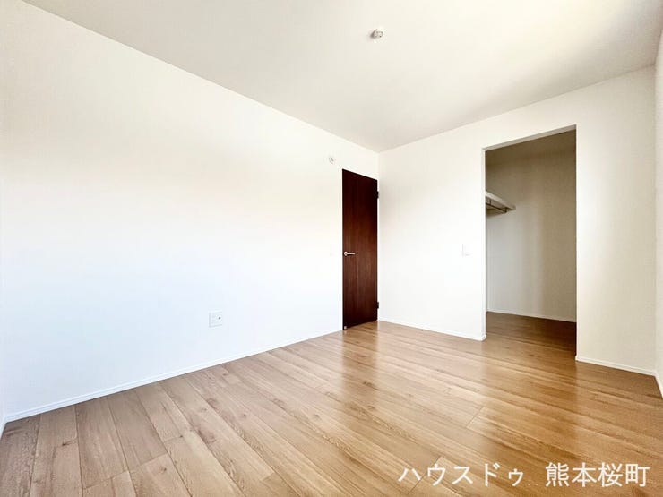 ■2階6帖洋室■寝室、書斎、趣味の部屋。家族の成長やライフスタイルに合わせ、様々な使い方ができる快適な空間です。