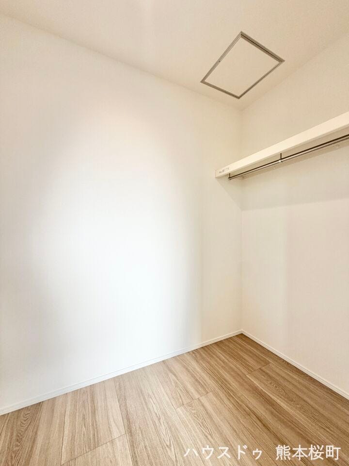 ■2階7帖洋室WIC■衣類から小物まで一ヶ所に集約。整理整頓がしやすく、毎日のコーディネートが楽しくなるゆとりの収納です。