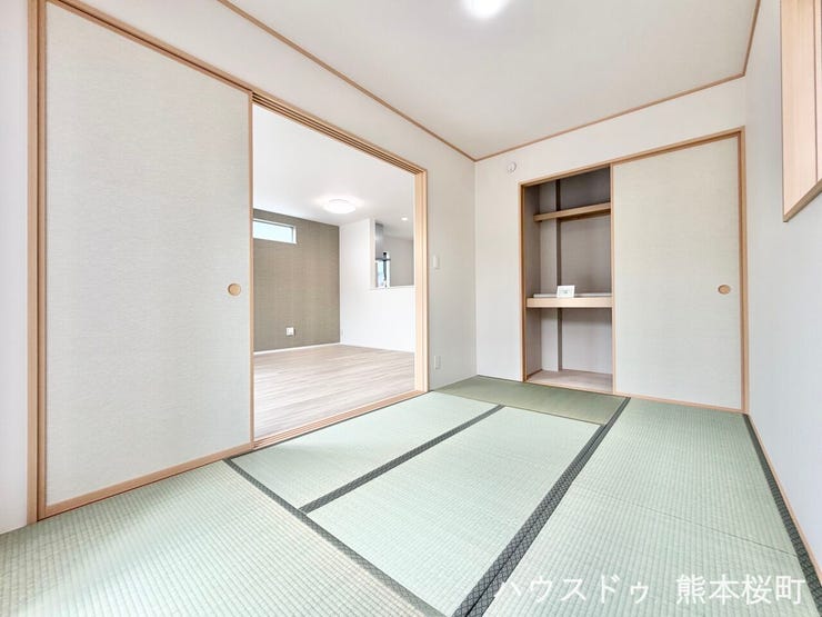 ■1階5帖和室■ゲストをもてなし、昼寝や家事にも使える、畳のぬくもりが心地よい多目的万能スペース。