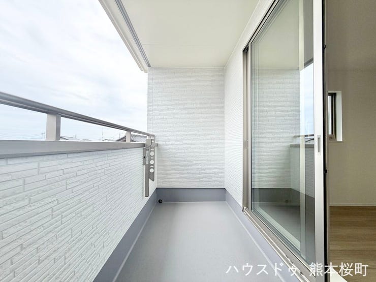 ■空の下の開放的な特等席■日光浴や読書、外の空気を感じながらリフレッシュ。暮らしを豊かにする、もう一つの心地よい空間です。