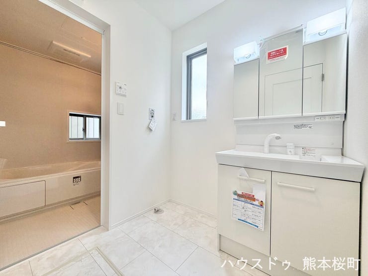■清々しいリフレッシュ空間■自分を磨き、気持ちを切り替える。心地よい光が差し込むプライベートスペース。