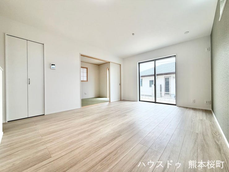 ■安らぎと笑顔の中心地■陽光が優しく降り注ぎ、会話が自然と弾む。ここでは、毎日が特別な時間へと変わります。